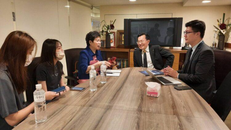 高雄大學兼任教師張秀瓊(左三)率生訪問山達基教會高雄機構董事長薛智元(右二)