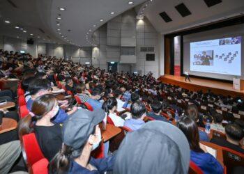 由知名公益平台「手手公益」與台灣世界展望會共同舉辦的「遇見自己，綻放未來」－職涯探詢慈善講座於上周末盛大登場，現場湧進近 700 名青年學子與社會新鮮人，場面盛況空前！由前甲骨文台灣區董事總經理李紹唐先生、前台灣世界展望會董事長鄒開蓮女士、創業家兼知名命理大師簡少年先生接力上台分享人生經驗，精采演說深獲好評，全場掌聲不斷。此場公益講座除了為迷惘年輕人找尋職涯方向，門票收入更捐贈給展望會，支持台灣弱勢孩童助學計畫，幫助台灣的弱勢孩童可以重返上學之路。手手公益期望以正向影響力，點亮社會每個角落！ 手手公益創辦人表示：「我們非常榮幸能與世界展望會合作舉辦慈善演講，這次活動是我們實踐公益理念的一個重要里程碑。」手手公益希望為迷失在職涯中的年輕人帶來啟發和激勵，幫助他們找到屬於自己的方向和信仰。講座現場除了有來自政大、台大、淡大等學生以及社會新鮮人熱情參與，台灣世界展望會與台北家扶基金會也特別邀請弱勢學子一同共襄盛舉。  李紹唐先生在 IT 產業擁有超過 30 年的顯赫資歷，演說一開始他先以自身經歷勉勵大家，不要害怕出身貧困，反而要「感謝父母賜予貧窮」，因為沒有貧窮，他就沒有今天的成就。演說中他提及大家要從快樂、有意義、有優勢的三件事中找到自己「真正要做的事」，以個人成長行動架構說明如何去除負面思考、降低內心恐懼與提昇企圖心，最後往夢想與成功一步步靠近。演說最後現場聽眾發穩問，「創業不受身邊的人支持，自己該怎麼做？」李紹唐以知名主持人歐普拉的故事解惑，一開始歐普拉的工作並不順遂，但她不擔心別人對她的看法，下定決心選擇「真正要做的事」，前往芝加哥擔任脫口秀主持人，在不斷努力與成長，最終取得空前成功，以此故事鼓勵大家傾聽自己內心的聲音，找到真正該做的事。  前世界展望會董事長鄒開蓮女士鼓勵同學在面對未知與挑戰時，除了看見困難，更要看見其中的機會，並且成為一個常 Say Yes 的人，因為若是不嘗試，就是放棄機會；只要嘗試過，就不是失敗， 最大的失敗是在原地踏步，留下一生的遺憾，她希望每一個人都能贏在終點，為社會做出貢獻。知名 Youtuber 簡少年則以幽默風趣的演講風格，透過五行相法教大家如何分辦金木水火土等不同面 相與性格，運用五行相生相剋的邏輯，找到適合自己的老闆與同事，最後更邀請三位幸運的同學上台，以面相學為他們分析工作現況，為活動掀起另一波高潮。 於活動中場休息時，主持人邀請三位講者和所有與會朋友進行大合照，全場一同喊著「手拉手，一起創造無限大的美好！」場面十分溫馨可愛。最後每一位同學與來賓紛紛在夢想牆上寫下自己的夢想，不僅為活動留下美好回憶，更期許自己勇敢往夢想之路邁進，找到能讓自己快樂的一生職志與自我價值。最後，手手公益表示慈善講座圓滿成功令全體工作人員都非常振奮，未來會持續努力推 動社會公益發展，建立一個充滿溫暖與希望的社會。