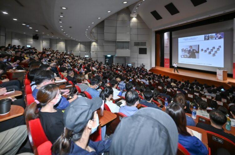 由知名公益平台「手手公益」與台灣世界展望會共同舉辦的「遇見自己,綻放未來」-職涯探詢慈善講座於上周末盛大登場,現場湧進近 700 名青年學子與社會新鮮人,場面盛況空前!由前甲骨文台灣區董事總經理李紹唐先生、前台灣世界展望會董事長鄒開蓮女士、創業家兼知名命理大師簡少年先生接力上台分享人生經驗,精采演說深獲好評,全場掌聲不斷。此場公益講座除了為迷惘年輕人找尋職涯方向,門票收入更捐贈給展望會,支持台灣弱勢孩童助學計畫,幫助台灣的弱勢孩童可以重返上學之路。手手公益期望以正向影響力,點亮社會每個角落! 手手公益創辦人表示:「我們非常榮幸能與世界展望會合作舉辦慈善演講,這次活動是我們實踐公益理念的一個重要里程碑。」手手公益希望為迷失在職涯中的年輕人帶來啟發和激勵,幫助他們找到屬於自己的方向和信仰。講座現場除了有來自政大、台大、淡大等學生以及社會新鮮人熱情參與,台灣世界展望會與台北家扶基金會也特別邀請弱勢學子一同共襄盛舉。  李紹唐先生在 IT 產業擁有超過 30 年的顯赫資歷,演說一開始他先以自身經歷勉勵大家,不要害怕出身貧困,反而要「感謝父母賜予貧窮」,因為沒有貧窮,他就沒有今天的成就。演說中他提及大家要從快樂、有意義、有優勢的三件事中找到自己「真正要做的事」,以個人成長行動架構說明如何去除負面思考、降低內心恐懼與提昇企圖心,最後往夢想與成功一步步靠近。演說最後現場聽眾發穩問,「創業不受身邊的人支持,自己該怎麼做?」李紹唐以知名主持人歐普拉的故事解惑,一開始歐普拉的工作並不順遂,但她不擔心別人對她的看法,下定決心選擇「真正要做的事」,前往芝加哥擔任脫口秀主持人,在不斷努力與成長,最終取得空前成功,以此故事鼓勵大家傾聽自己內心的聲音,找到真正該做的事。  前世界展望會董事長鄒開蓮女士鼓勵同學在面對未知與挑戰時,除了看見困難,更要看見其中的機會,並且成為一個常 Say Yes 的人,因為若是不嘗試,就是放棄機會;只要嘗試過,就不是失敗, 最大的失敗是在原地踏步,留下一生的遺憾,她希望每一個人都能贏在終點,為社會做出貢獻。知名 Youtuber 簡少年則以幽默風趣的演講風格,透過五行相法教大家如何分辦金木水火土等不同面 相與性格,運用五行相生相剋的邏輯,找到適合自己的老闆與同事,最後更邀請三位幸運的同學上台,以面相學為他們分析工作現況,為活動掀起另一波高潮。 於活動中場休息時,主持人邀請三位講者和所有與會朋友進行大合照,全場一同喊著「手拉手,一起創造無限大的美好!」場面十分溫馨可愛。最後每一位同學與來賓紛紛在夢想牆上寫下自己的夢想,不僅為活動留下美好回憶,更期許自己勇敢往夢想之路邁進,找到能讓自己快樂的一生職志與自我價值。最後,手手公益表示慈善講座圓滿成功令全體工作人員都非常振奮,未來會持續努力推 動社會公益發展,建立一個充滿溫暖與希望的社會。