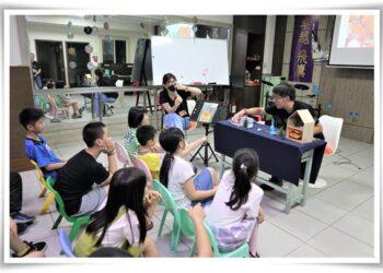 《房子》繪本創作者老王與伊甸活泉之家的夥伴們來到象圈合作單位，透過手指偶表演，與孩子共讀繪本，一起探索自己、認識情緒小怪獸。