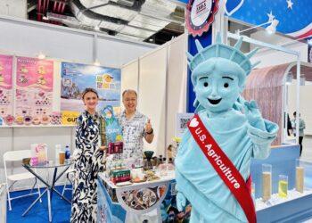 【新聞照片一】美國在台協會農業貿易辦事處處長Emily Scott造訪關島攤位