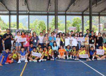 台灣世界展望會資助人第一站來到南投信義鄉，與籃海計畫的信義夢幻隊球員們相見歡