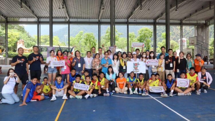 台灣世界展望會資助人第一站來到南投信義鄉，與籃海計畫的信義夢幻隊球員們相見歡