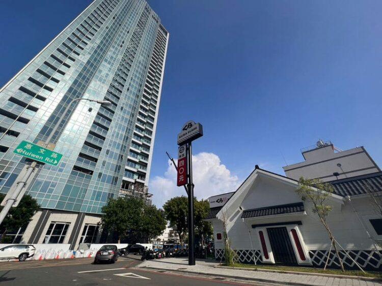 (昱均)日本人氣餐飲品牌「藏壽司」在全台積極拓點，多選定人口聚集熱區，如今已成房市新指標；圖為藏壽司惠文店。