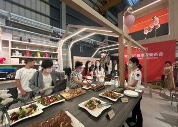 (昱均)為感謝長年支持品牌的粉絲們，當天特別在接待中心舉行感恩音樂茶會，現場也提供