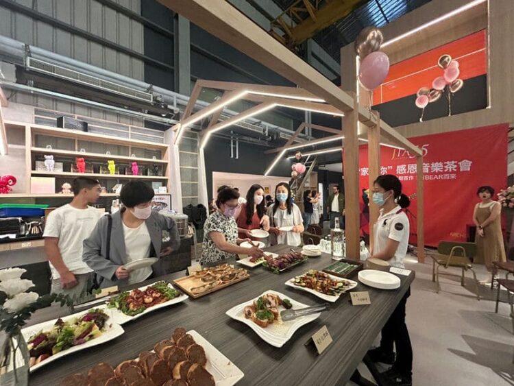 (昱均)為感謝長年支持品牌的粉絲們，當天特別在接待中心舉行感恩音樂茶會，現場也提供