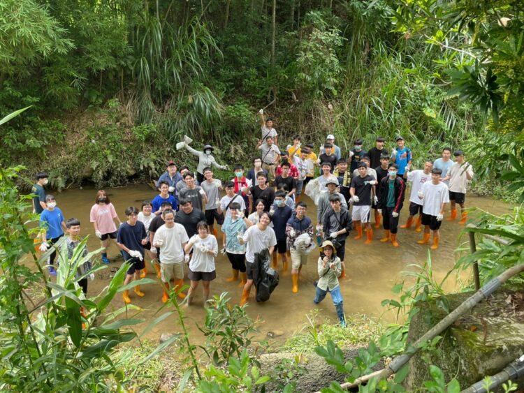暨南大學熱血青年共同清淨桃米坑溪