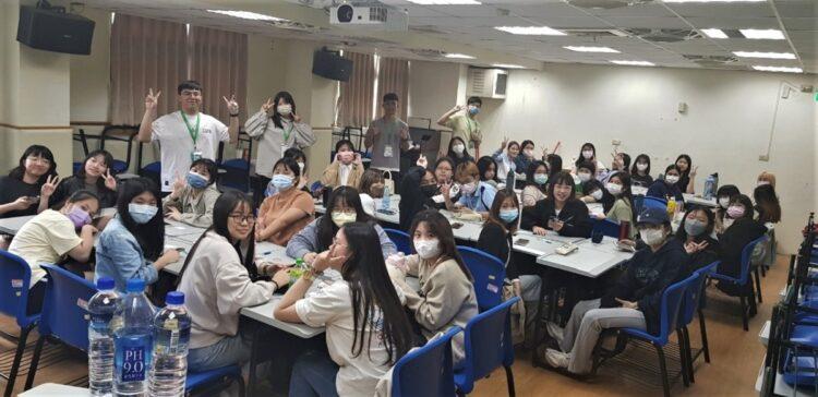 艾登星&手把手與馬偕護專學生大合照