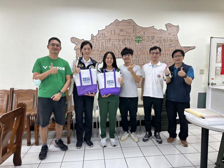 移民署嘉義縣服務站至竹崎高中訪視蔡育慈(左三)，並致贈紀念品。 (2)