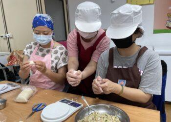 舉辦水餃體驗營讓有興趣加入的家扶媽媽了解培力內容。(南台中家扶提供)