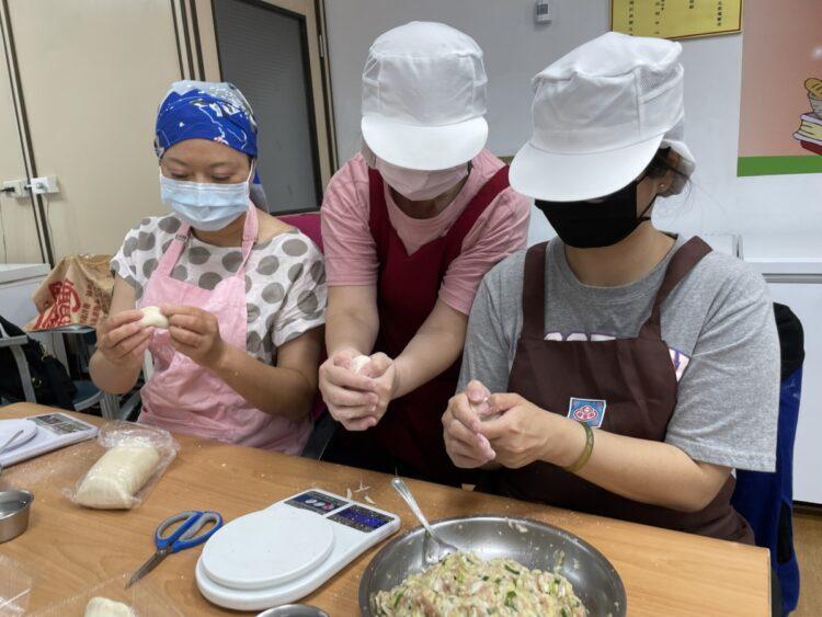 舉辦水餃體驗營讓有興趣加入的家扶媽媽了解培力內容。(南台中家扶提供)