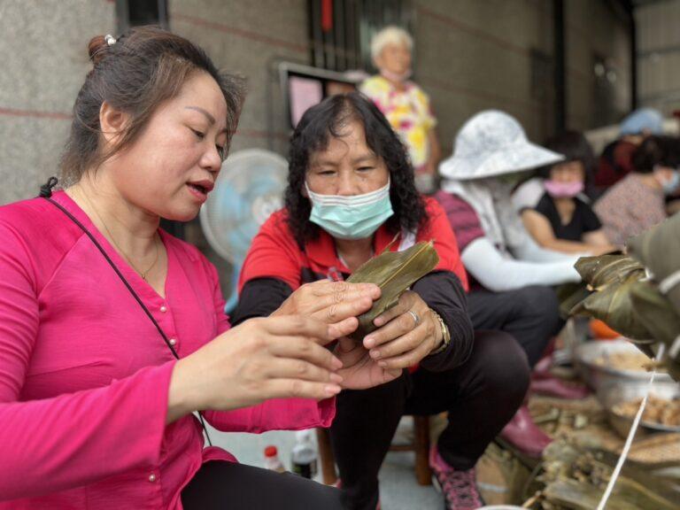 越南籍新住民武玉碧(左一)透過社區長輩指導學習包粽子