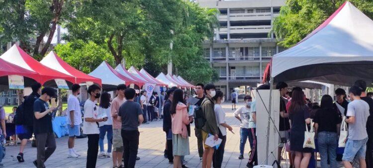高雄科大就業博覽會吸引許多學生參與。圖：特派記者攝