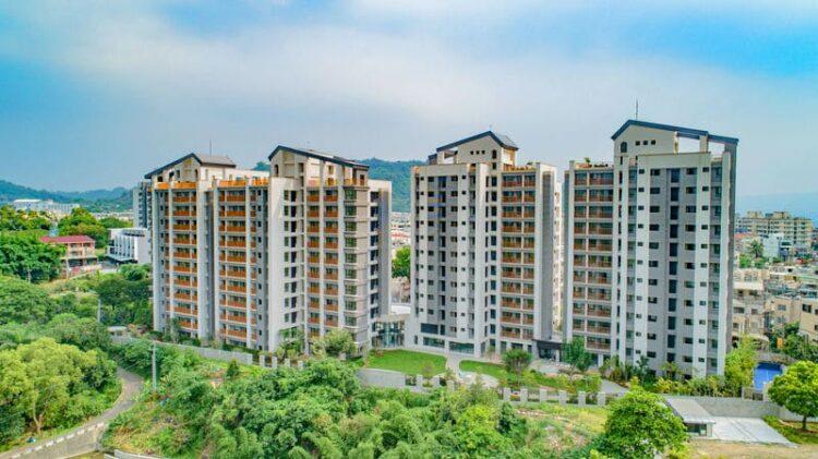 （業者提供）坐落文教休閒特區的「久樘四季Villa」享有坐看九九峰的視野優勢，如今已接近完工，預計在10月正式交屋。