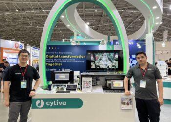 【新聞圖片一】洛克威爾自動化 Lifecycle Services 事業部資深經理王展帆（右）與 Cytiva Zone Service 經理廖顯達（左）展示雙方合作的一系列生技製藥業數位轉型方案。