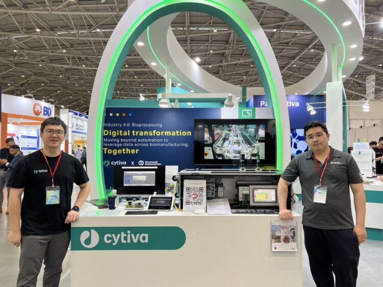 【新聞圖片一】洛克威爾自動化 Lifecycle Services 事業部資深經理王展帆（右）與 Cytiva Zone Service 經理廖顯達（左）展示雙方合作的一系列生技製藥業數位轉型方案。