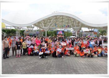 伊甸「 伊起共好營隊」，今(18)日由10位青年志工帶領雲林潮厝國小15位國中生，陪伴宜蘭教養院身障住民暢遊兒童新樂園。