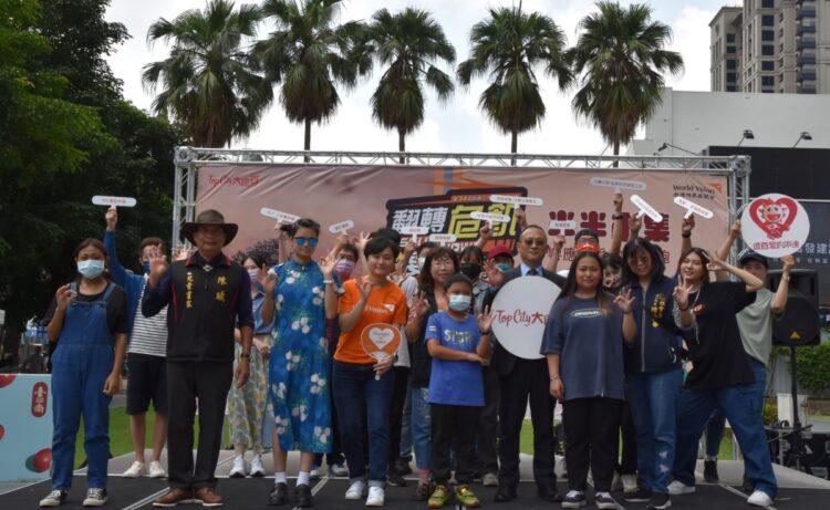 台灣世界展望會與半半市集愛心企業大合照