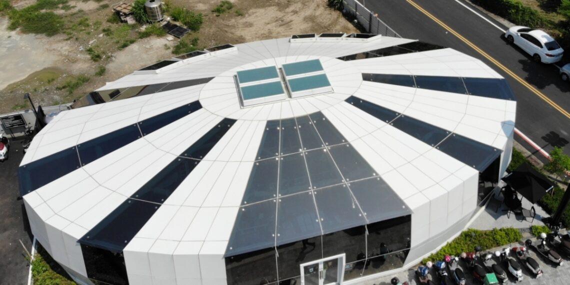 知名連鎖咖啡店插旗台南麻豆，外觀使用大量玻璃帷幕並於頂部加裝採光通風天窗，特殊建築立刻成為暑假最熱門的打卡景點。（圖片來源：佛司特）