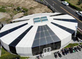 知名連鎖咖啡店插旗台南麻豆，外觀使用大量玻璃帷幕並於頂部加裝採光通風天窗，特殊建築立刻成為暑假最熱門的打卡景點。（圖片來源：佛司特）