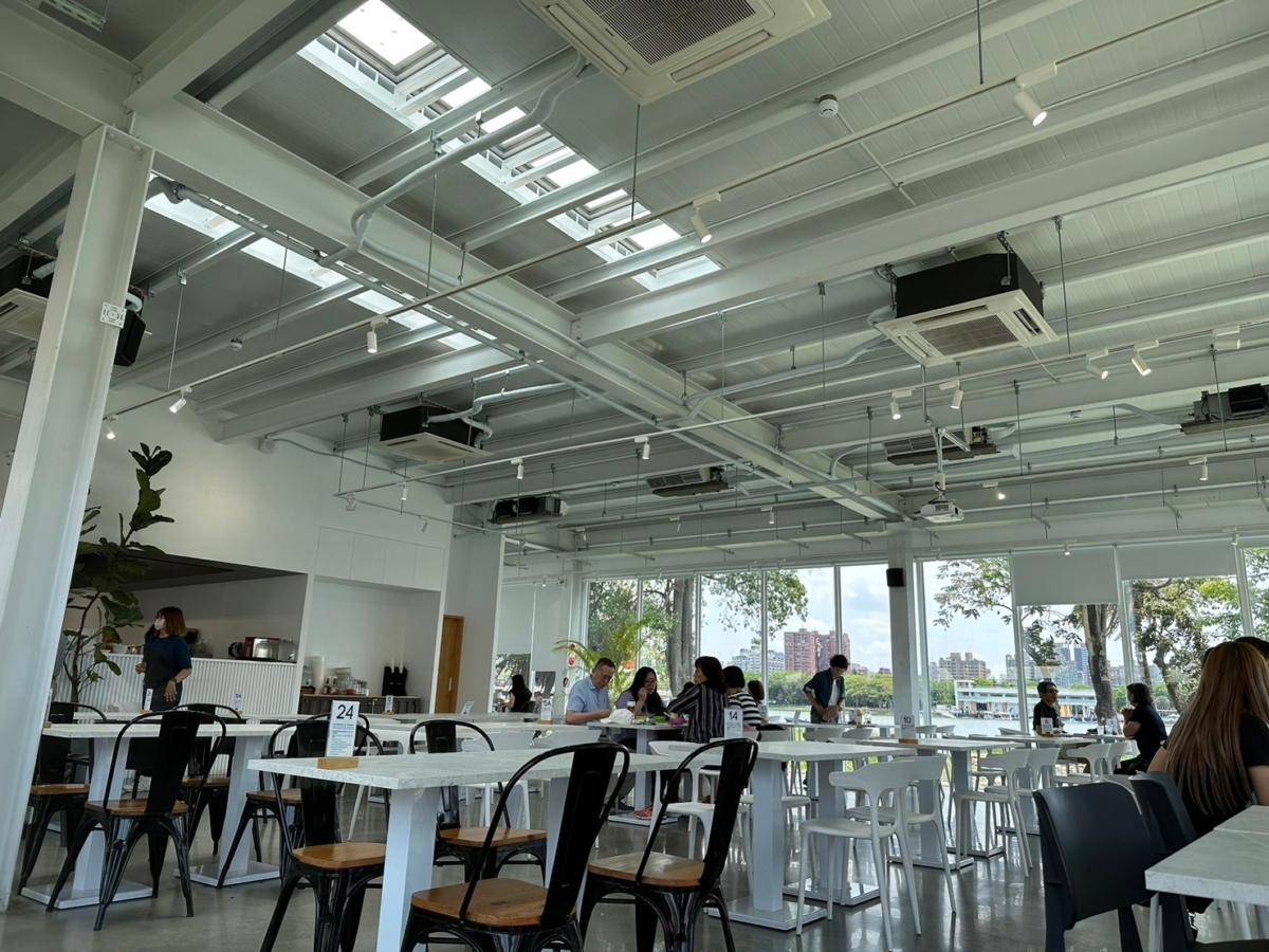 高雄網美咖啡廳亦採用佛司特採光通風排煙窗，來達到消防、採光及通風兼具的作用。（圖片來源：佛司特）