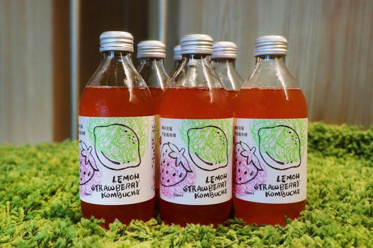 圖二、2023年8月31日前透過南港老爺行旅官網購物車，單筆訂購一組12入草莓檸檬康普茶，還有機會抽中「旅人客房」平日住宿券。南港老爺行旅提供