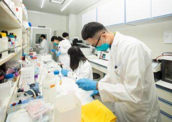 圖說：偉喬生醫及昇陽半導體攜手共同合作計畫，開發「可攜式」生物晶片檢測試劑。（圖片來源：偉喬生醫）