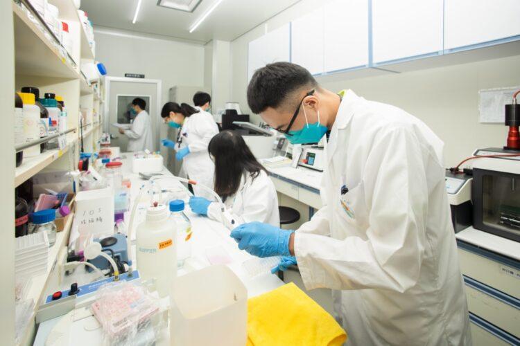 圖說：偉喬生醫及昇陽半導體攜手共同合作計畫，開發「可攜式」生物晶片檢測試劑。（圖片來源：偉喬生醫）