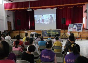 大家專心享受觀看電影