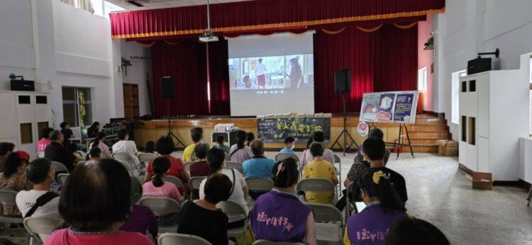 大家專心享受觀看電影