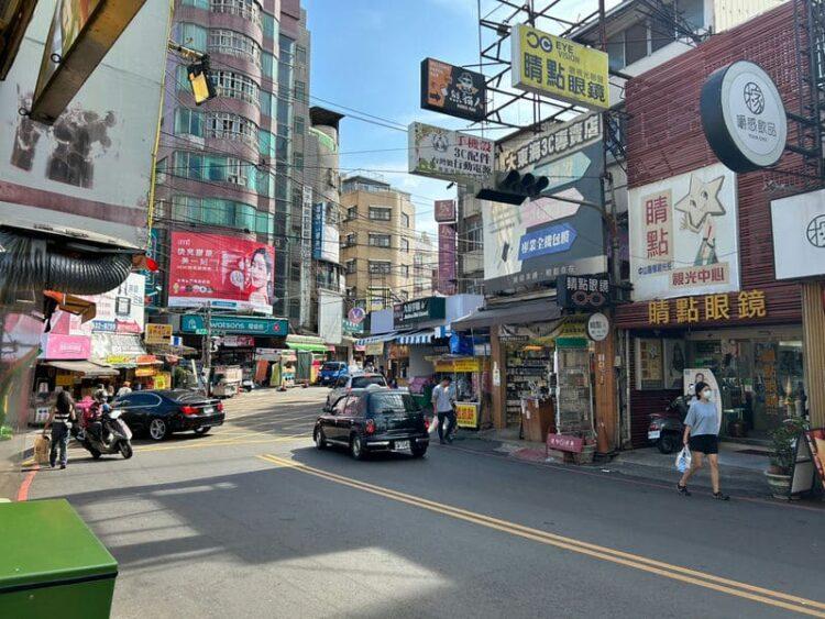 (昱均)位於台中西屯區的「東海商圈」，因生活機能極佳，不管是自住產品、收租套房及店