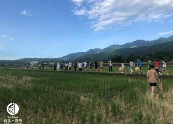 青少年們走入田中認識原住民野菜 _logo小