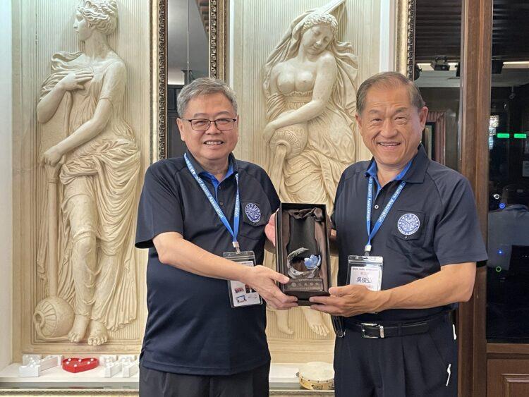 頒發「校友楷模」獎座