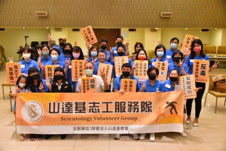 高雄市黃柏霖議員與志工們大合照