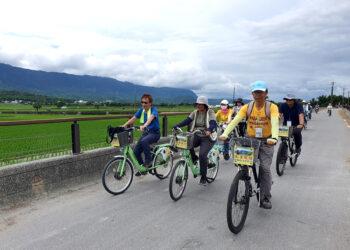 01由黃宣衛老師帶領參與者騎自行車暢遊池上各景點0101