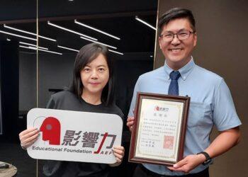 ▲林俊宏（右）以「職業 x 工作 x 職涯的快樂方程式」為題進行演講，獲得學員熱絡的迴響。會後，由影響力講堂專案負責人劉杏薇（左）致贈感謝狀。（圖／影響力教育基金會提供）