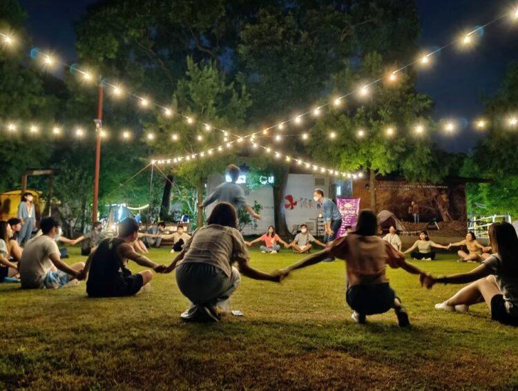 《星光晚會》 在美麗的星空下進行團康活動和跳舞，在一片笑語中，更能拉進彼此的距離。