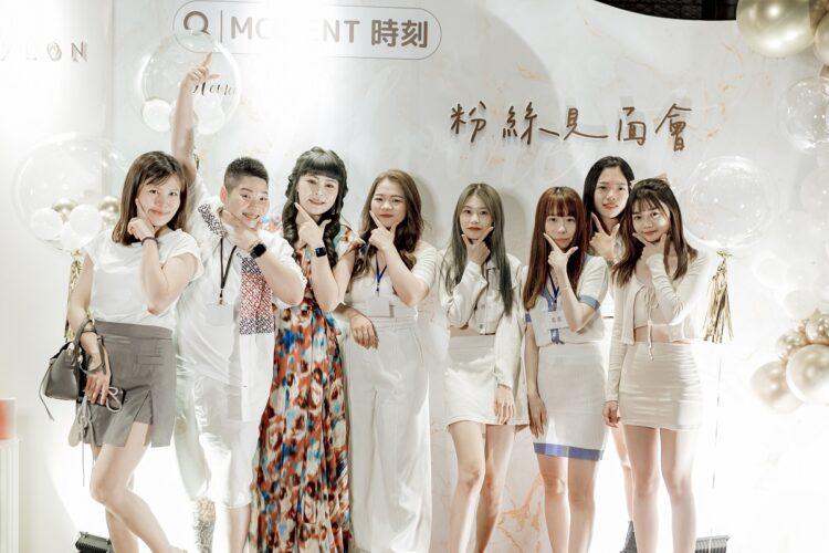 圖一：在闆娘拉拉（左三）的帶領下，直播頻道MOMENT幹部開心的與粉絲齊聚傳達感念之心。圖就醬播提供