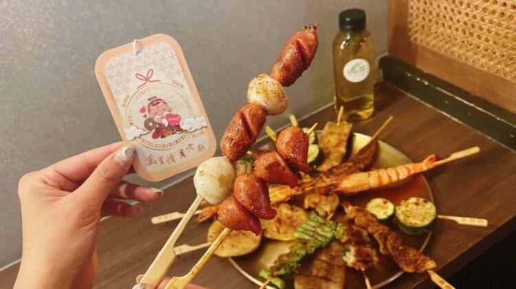 圖說：來店選購「心心腸」、「腸來丸」，消費滿額即贈送「焦糖楓 X 萬里情月老廟」聯名的小蒼蘭擴香片。（資料來源：焦糖楓）