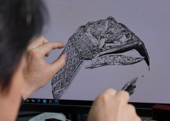 圖說：昇達珠寶董事長廖英荃透過3D繪圖，細膩刻劃屬於顧客的專屬珠寶。（資料來源：昇達珠寶）