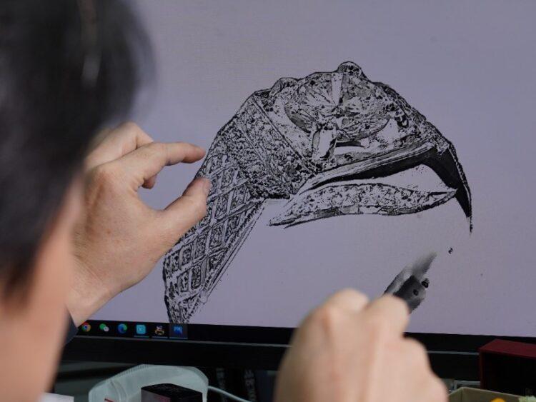 圖說：昇達珠寶董事長廖英荃透過3D繪圖，細膩刻劃屬於顧客的專屬珠寶。（資料來源：昇達珠寶）