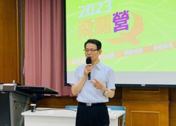 圖說：羅紹和執行長勉勵同學突破環境的限制用心學習