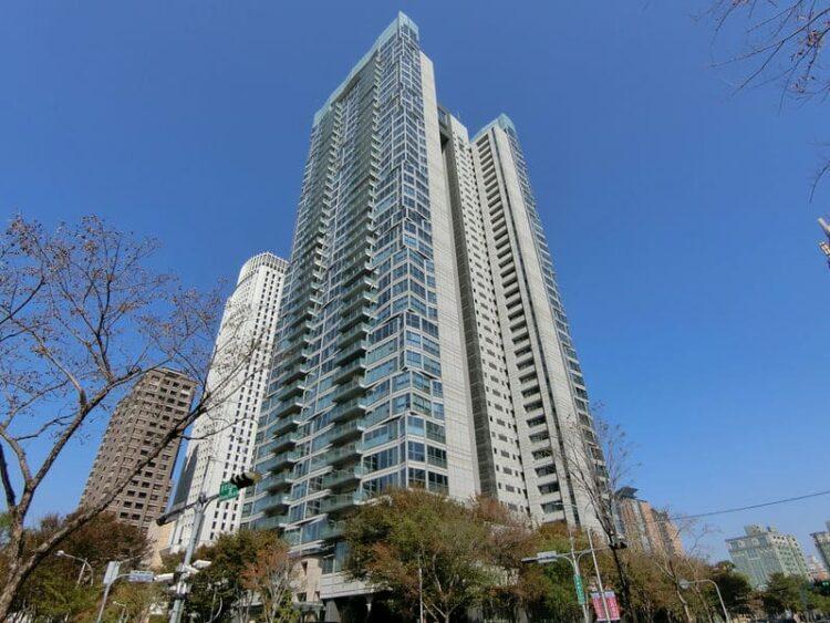 寶輝秋紅谷高樓層景觀戶，去年8月以93.8萬元成交，成為2022年台中最高單價住宅。(台灣房