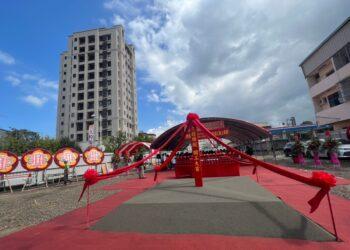 (昱均)久樘開發潭子系列第三期新案「久樘臻綻」15日上午正式開工動土；左側為已完工之「久樘臻星」社區大樓。