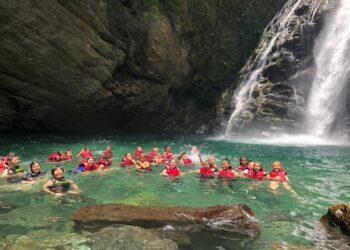 花蓮家扶中心新城服務處的高中青少年於澳花瀑布戲水１