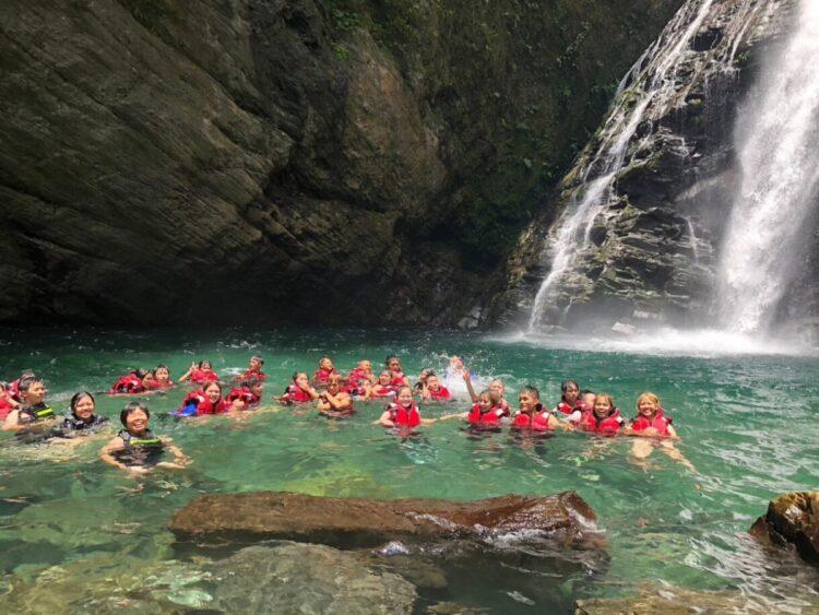 花蓮家扶中心新城服務處的高中青少年於澳花瀑布戲水１