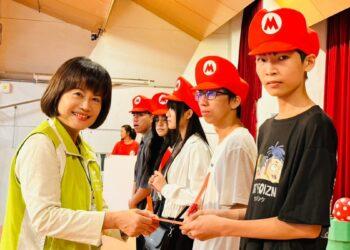 花蓮扶幼委員會胡毓恩主委，頒贈獎助學金予學子