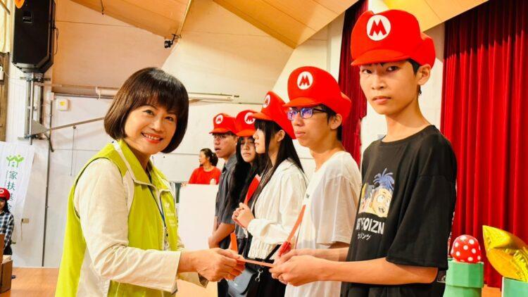 花蓮扶幼委員會胡毓恩主委，頒贈獎助學金予學子