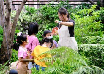 (陸府建設提供)陸府生活美學教育基金會帶領孩子們一同在社區進行探索。