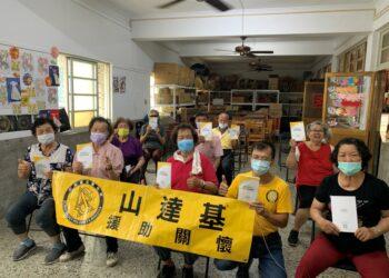 高雄燕巢角宿C據點長輩和講師開心合照